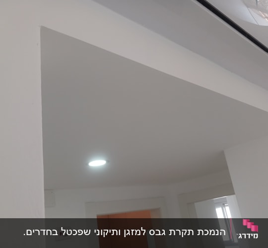הנמכת תקרת גבס למזגן עם תאורה שקועה וסלוט מיזוג